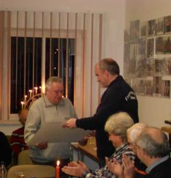 links: Wilfried Lohs, rechts: Bürgermeister Thomas Probst
Vordergrund: Gemeinderäte Weißbach, Eberlein und Schüngel links: Wilfried Lohs, rechts: Bürgermeister Thomas Probst
Vordergrund: Gemeinderäte Weißbach, Eberlein und Schüngel
